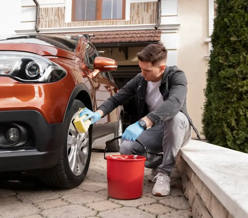 Lavage auto à domicile Crucheray : professionnel intervenant sur un véhicule